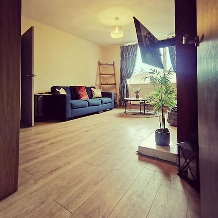 Entire 1 Bed Spacious Apartment, Private Balcony & Study Room Near City Whitehouse  외부 사진