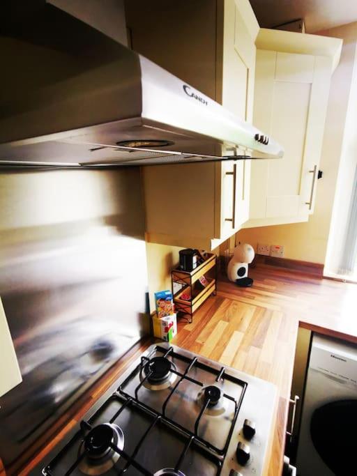Entire 1 Bed Spacious Apartment, Private Balcony & Study Room Near City Whitehouse  외부 사진