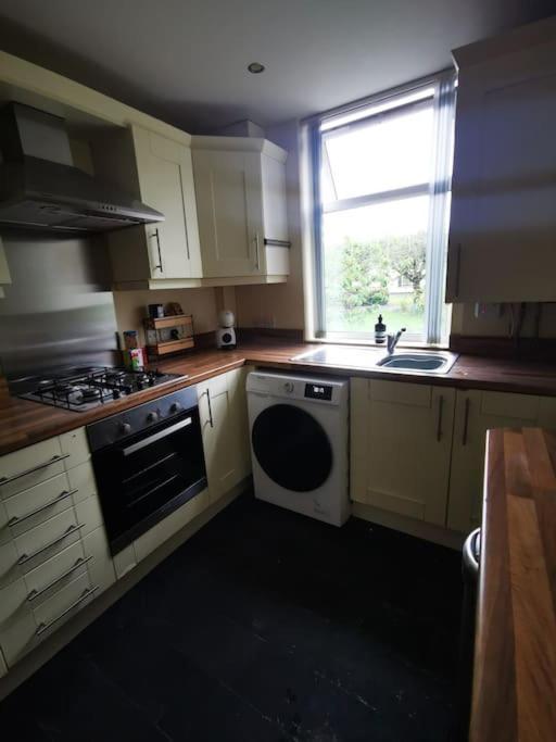 Entire 1 Bed Spacious Apartment, Private Balcony & Study Room Near City Whitehouse  외부 사진