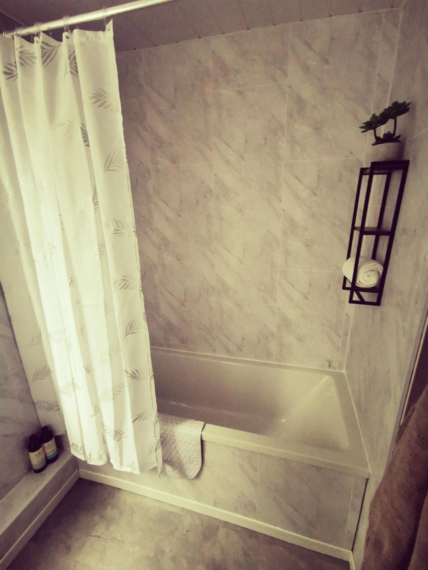 Entire 1 Bed Spacious Apartment, Private Balcony & Study Room Near City Whitehouse  외부 사진
