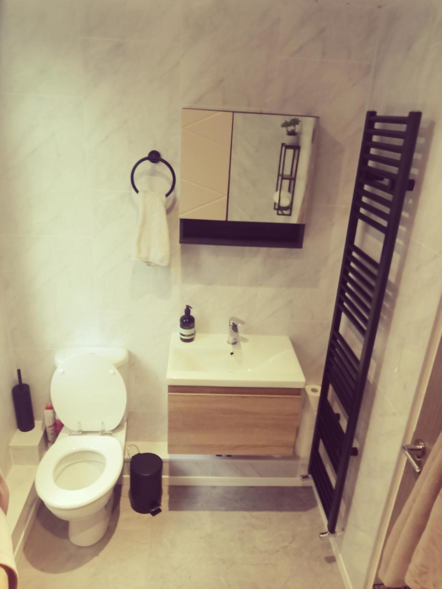 Entire 1 Bed Spacious Apartment, Private Balcony & Study Room Near City Whitehouse  외부 사진